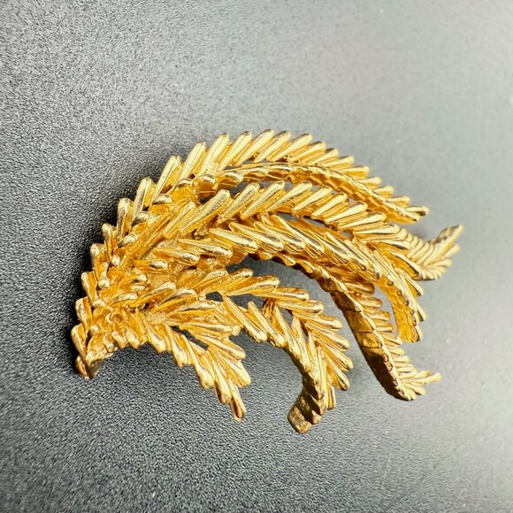 Crown Trifari Gold Tone Fern Leaf Brooch Pin Vintage Signed Elegant Statement Ac - Picture 2 of 6